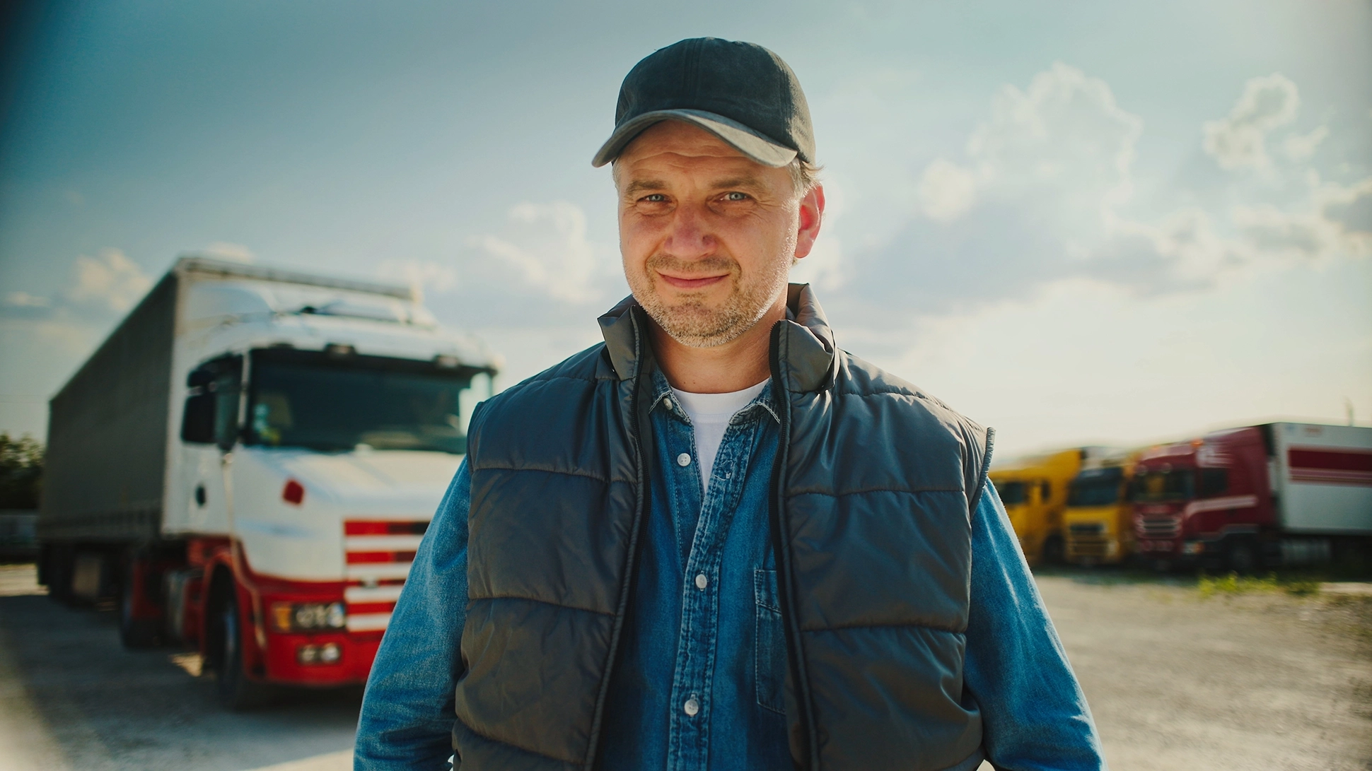 Man lacht aan de telefoon