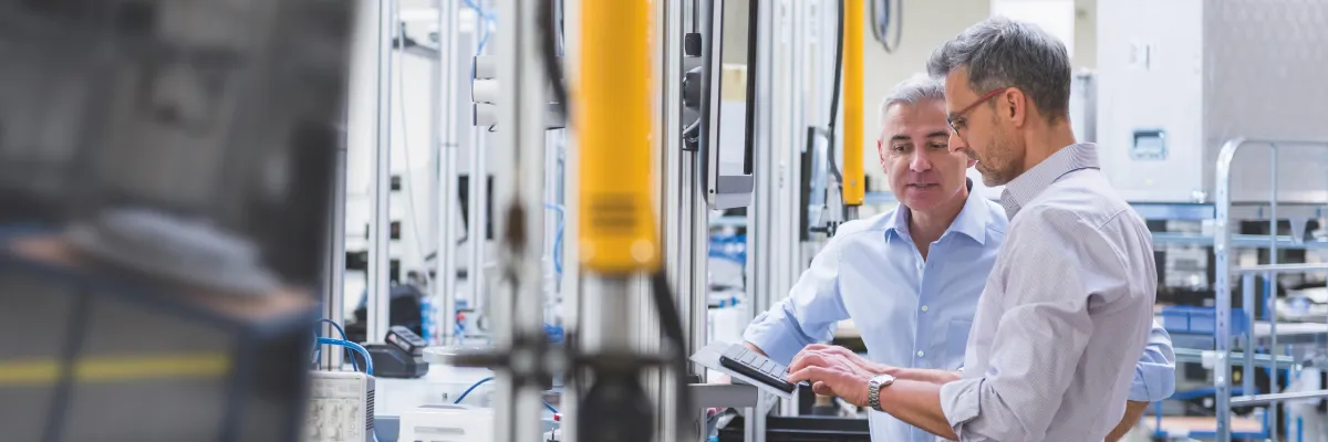 Twee mannen werkend aan een machine