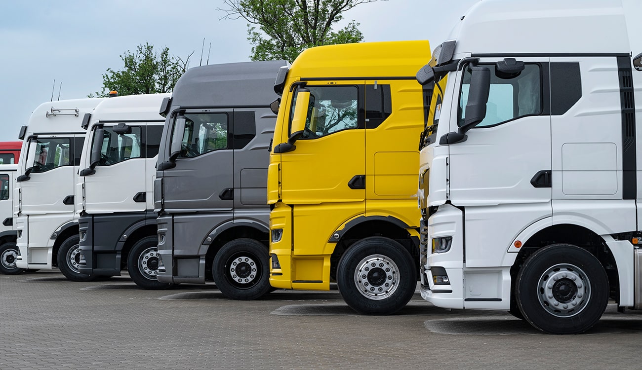 Meerdere vrachtwagen achter elkaar