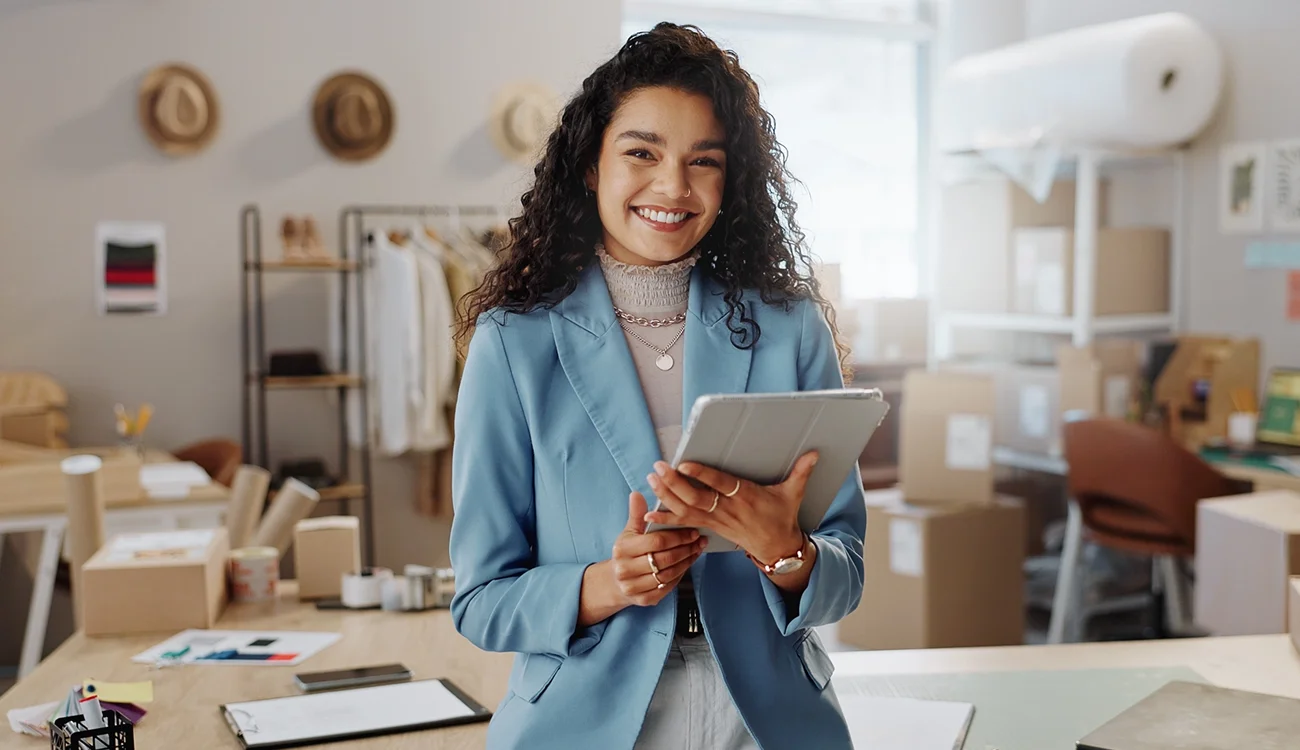 Lachende specialist met tablet in een lichte werkomgeving