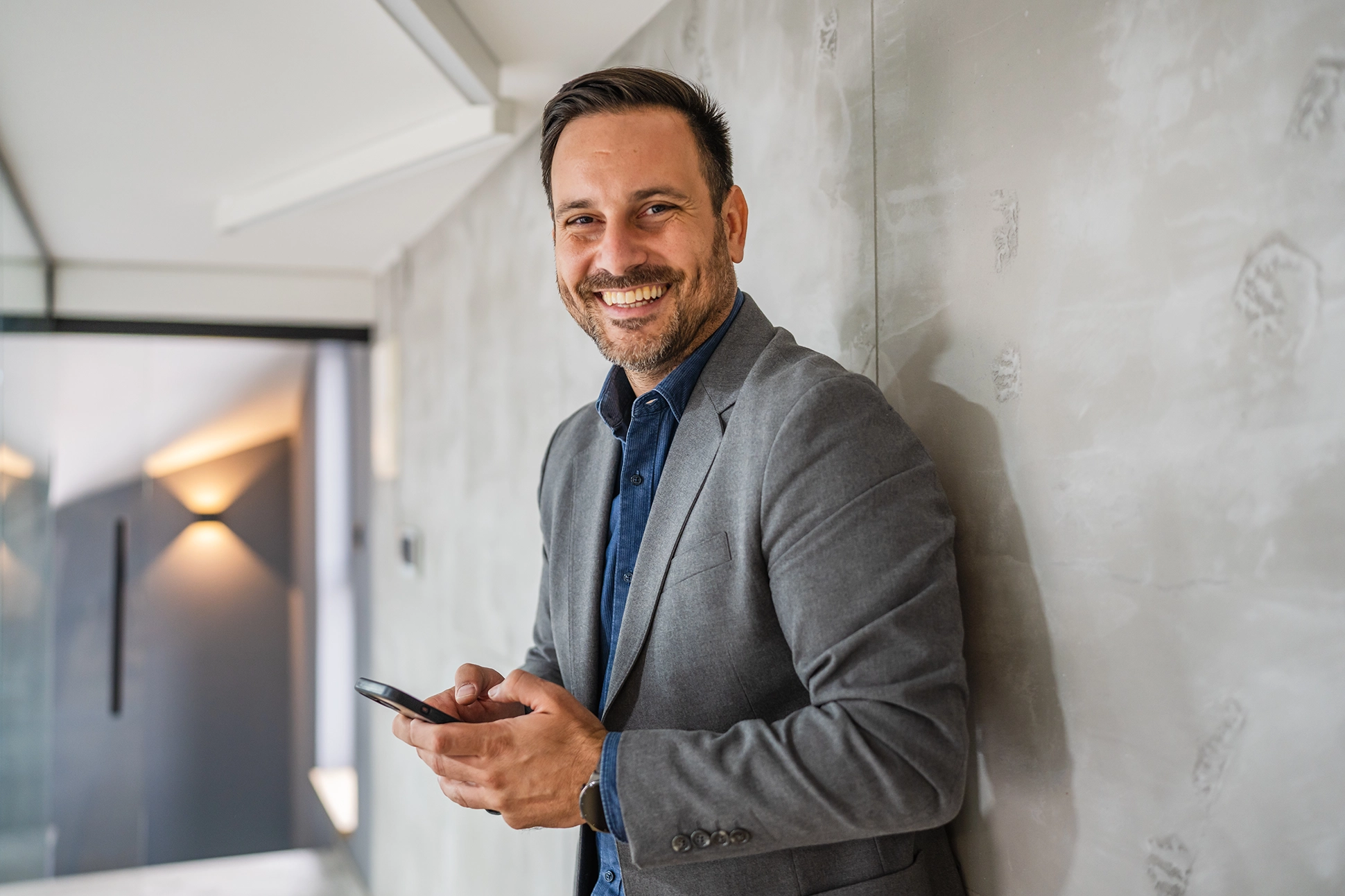 Specialist met smartphone in werkomgeving